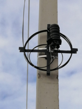 Устройство для подвески муфты и запаса кабеля УПМК предназначено удобного хранения запаса легкого FTTH кабеля и установки муфт и распределительных оптических коробок.